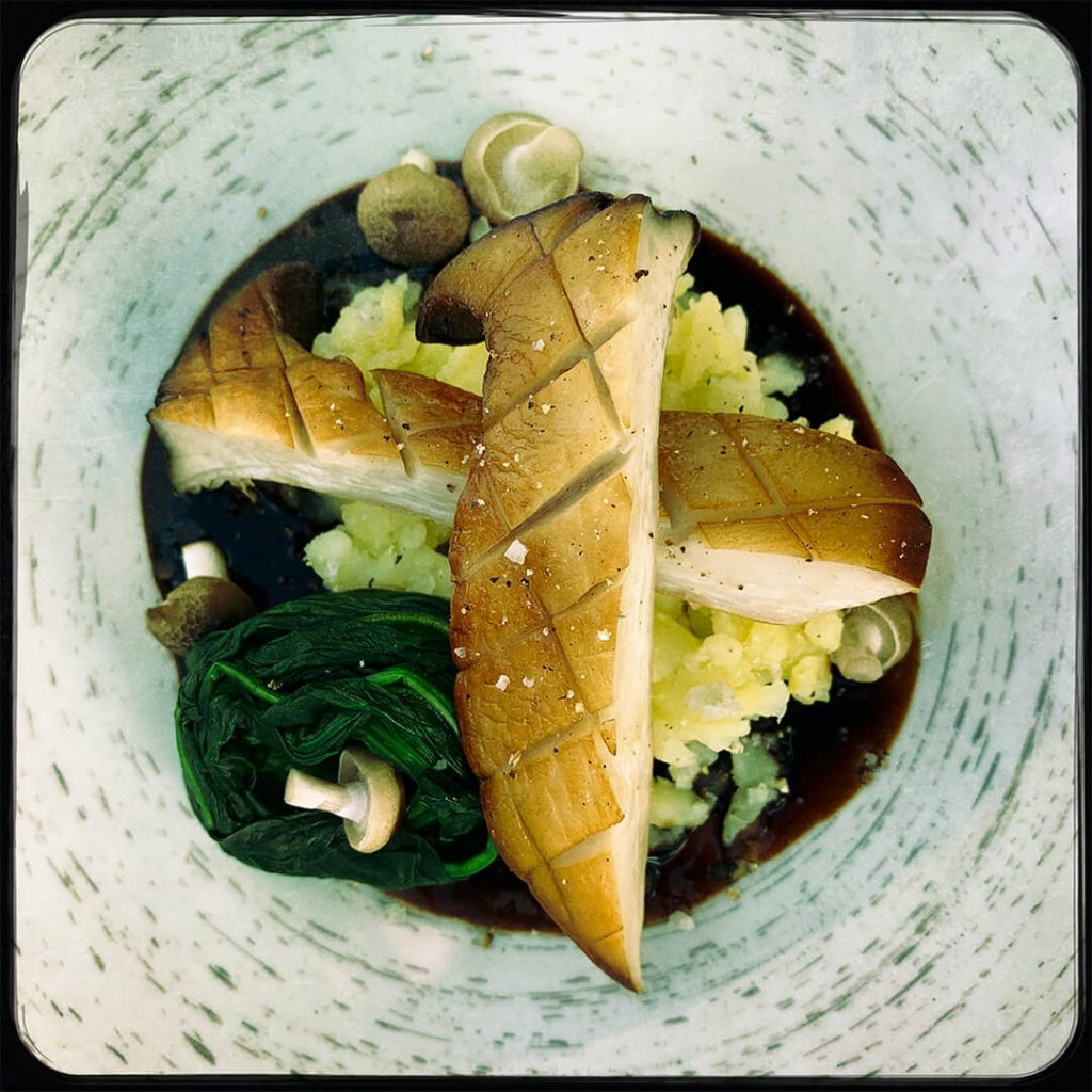 Goudbruin gebakken King Oyster, specerijenjus en zoetzure bundelzwam